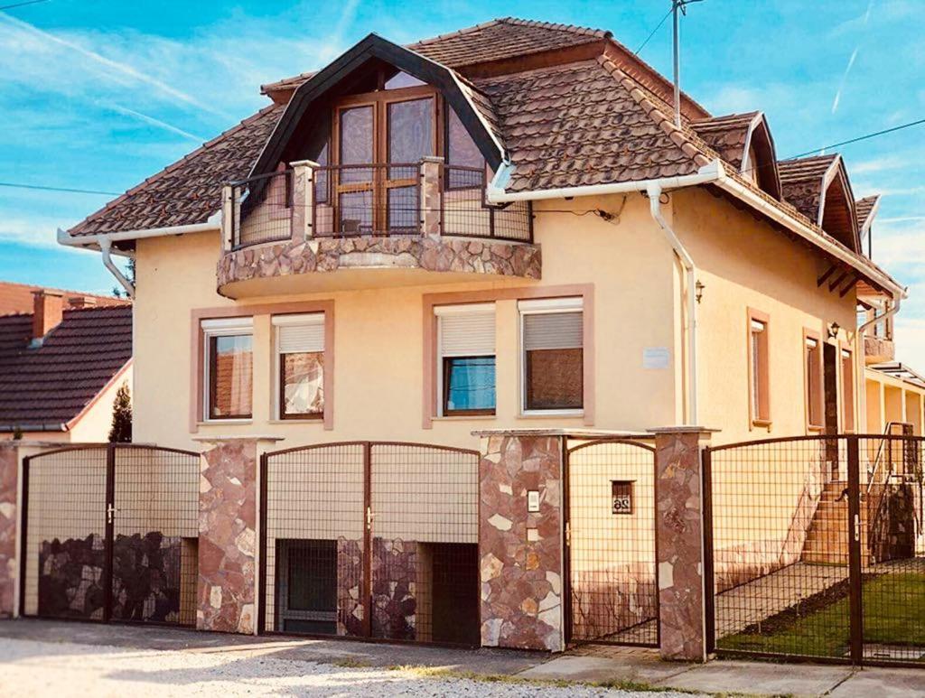 Aranyló apartmanház Hajdúszoboszló Exterior foto